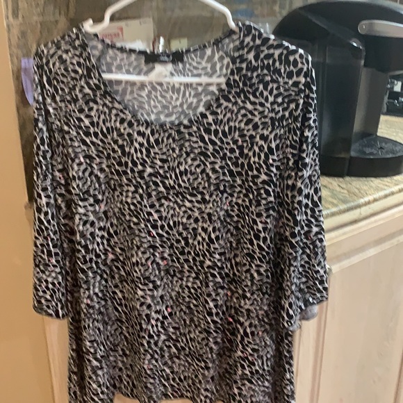 Beautiful top - Picture 2 of 3